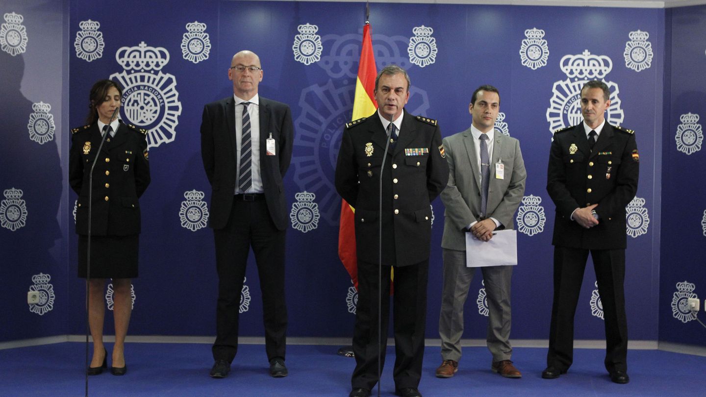 El comisario jefe de la Brigada de Investigación Tecnológica de la Policía Nacional, Rafael Pérez (c), junto a miembros de la Intyerpol y Europol, durante la rueda de prensa ofrecida para informar sobre la operación 'Tantalio'. (Foto: EFE)