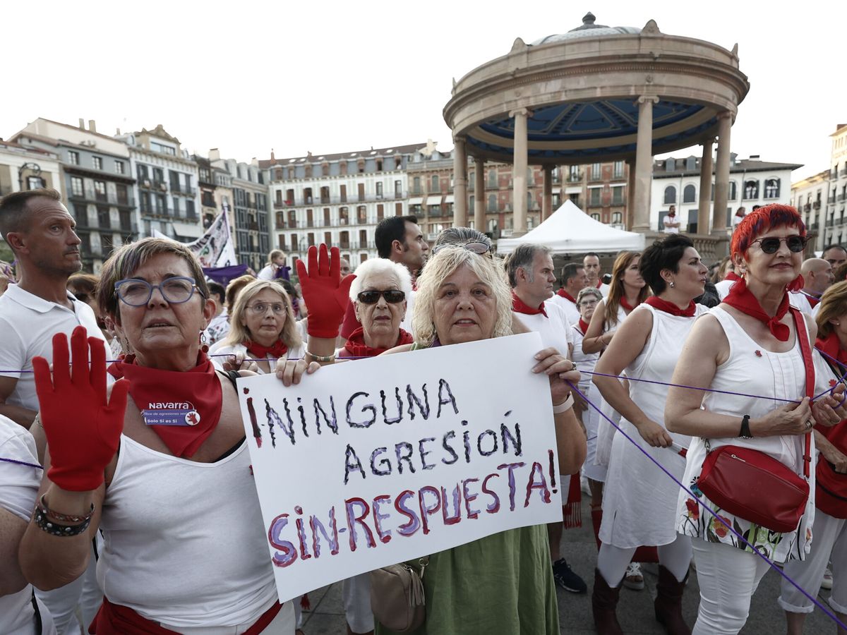 Foto: Dos mujeres sostienen un cartel en la concentración de hoy en Pamplona. (EFE/Jesús Diges) 