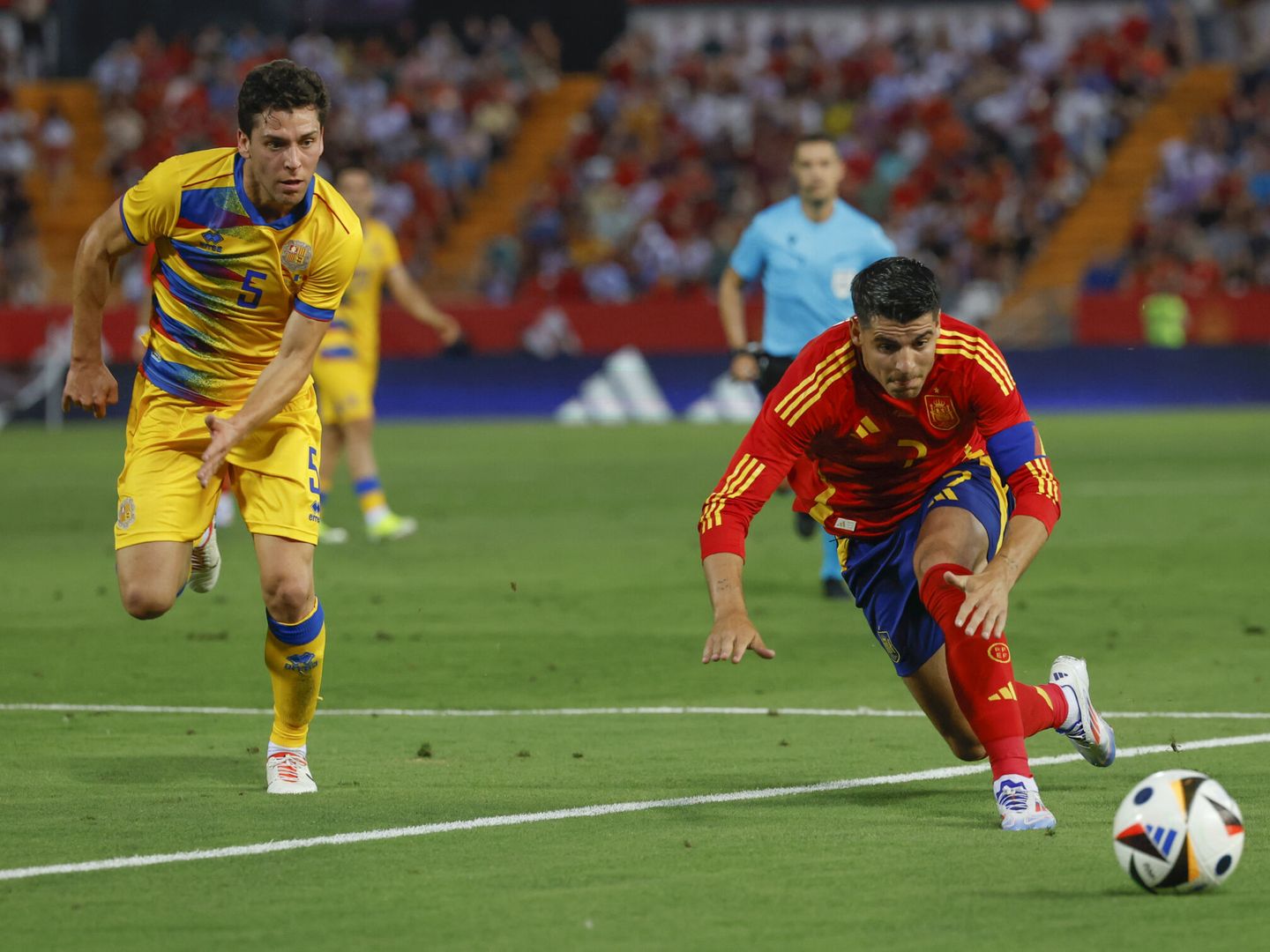 Morata intenta llegar a un balón en el partido contra Andorra. (EFE/Julio Muñoz) 