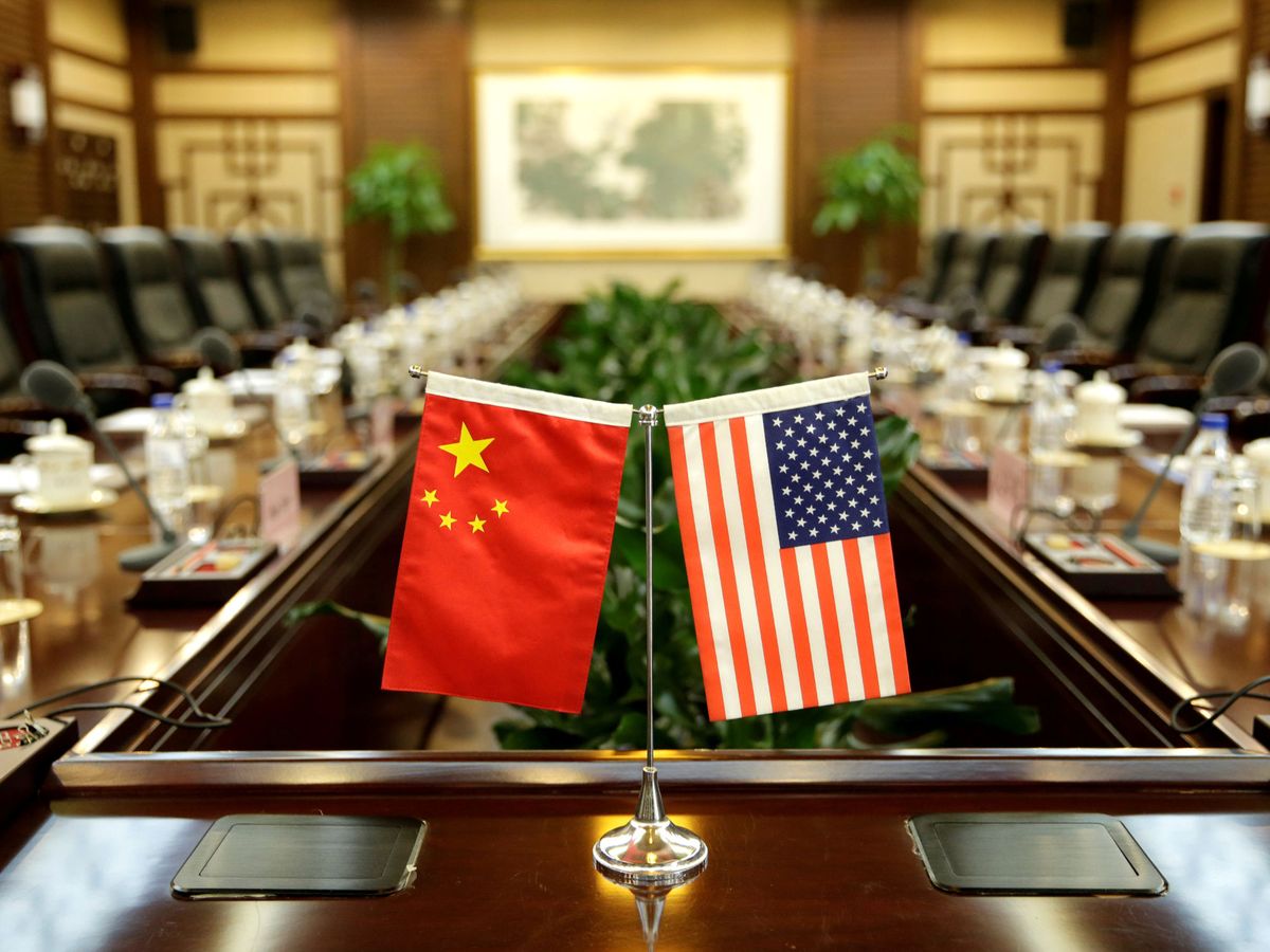 Foto: Las banderas de China y Estados Unidos señalan los asientos de las distintas delegaciones durante una reunión sobre agricultura en Pekín, en 2017. (Reuters)