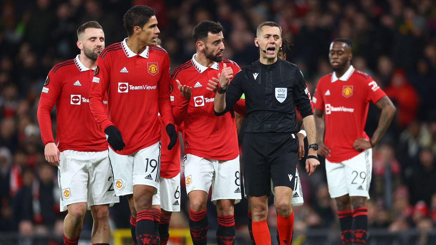 Los jugadores del Manchester United protestaron el penalti. (Reuters/Carl Recine)