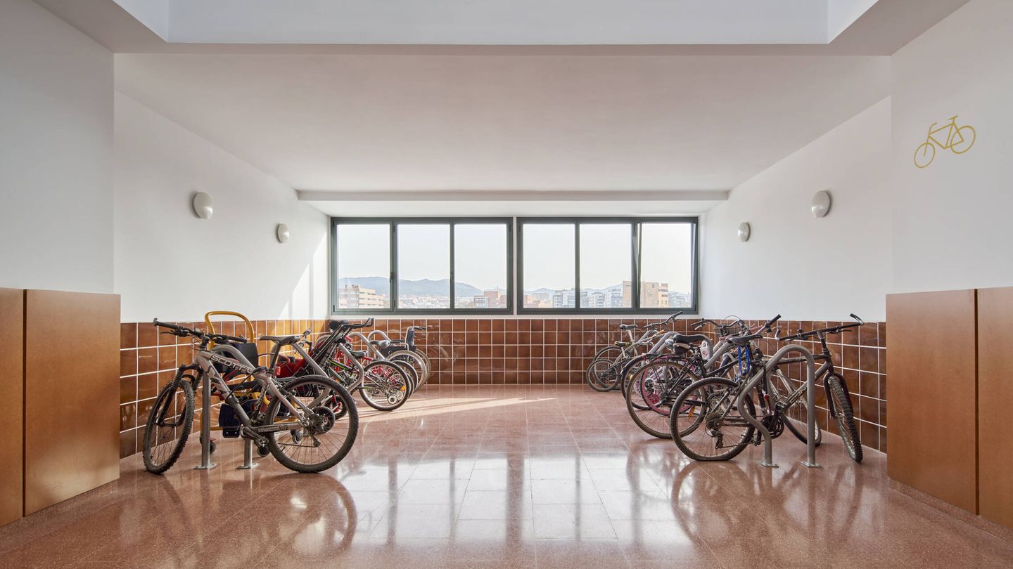 Zona común para aparcar bicicletas en la promoción de Sant Feliu de Llobregat. (José Hevia)