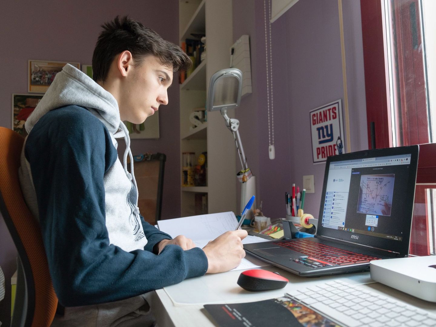 Un estudiante realiza sus deberes desde casa. (EFE)