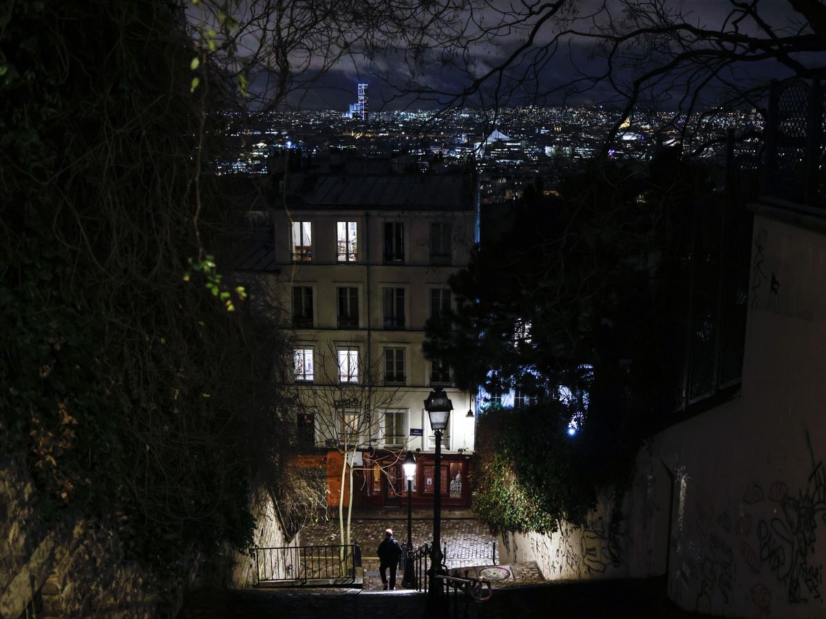 Foto: El barrio de Montmartre durante el toque de queda en París. (EFE)