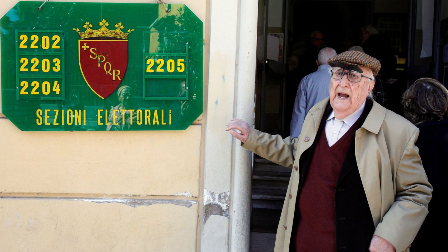 Andrea Camilleri, después de votar en las elecciones de 2010. (EFE) 