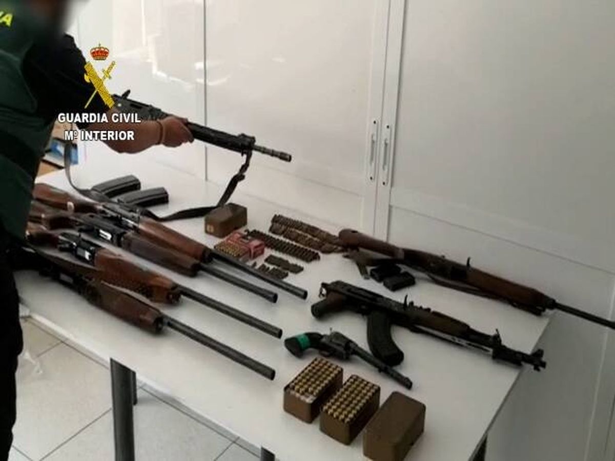 Foto: Armas incautadas durante la investigación. (Guardia Civil)