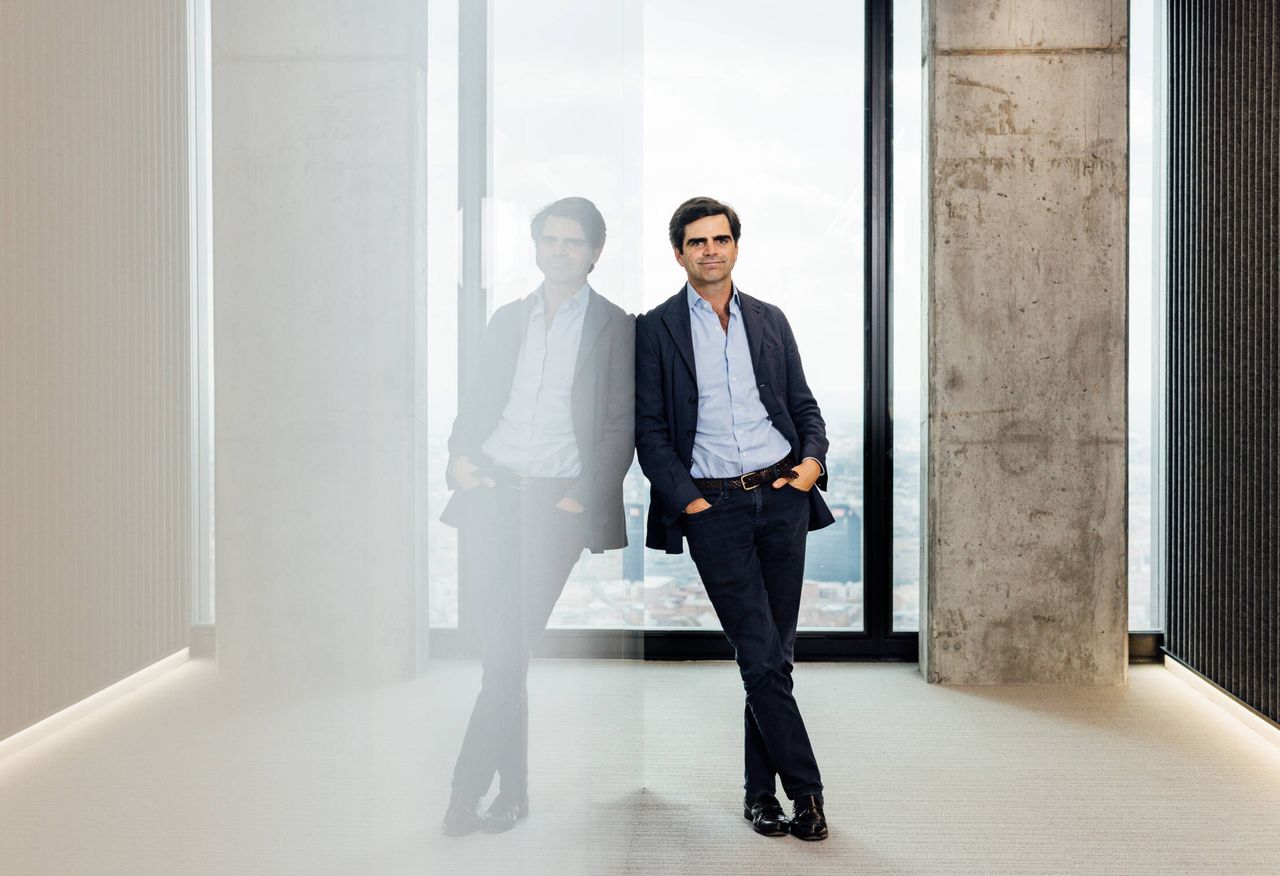 El escritor y el presidente de IE Business School, Diego del Alcázar, posa para El Confidencial. (Arturo de Lucas)