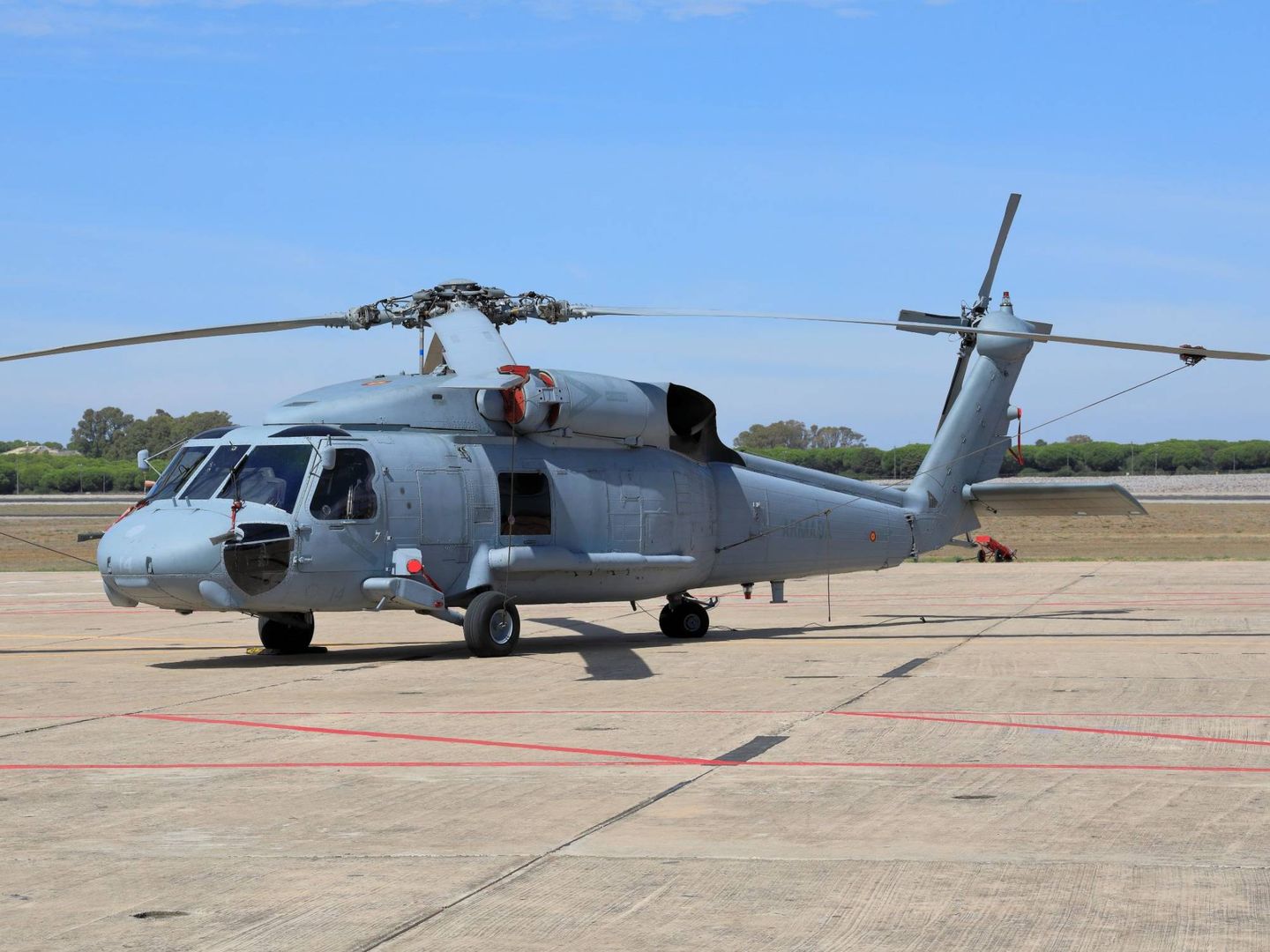 Imagen del primer MH-60F de transporte en la plataforma de la Base de Rota (Juanjo Fernández)