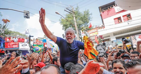 Foto: Lula, subido a hombros y rodeado de simpatizantes del Partido de los Trabajadores. (EFE)