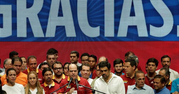 Foto: Julio Borges habla durante una rueda de prensa tras el plebiscito no oficial, el 27 de julio de 2017. (Reuters)