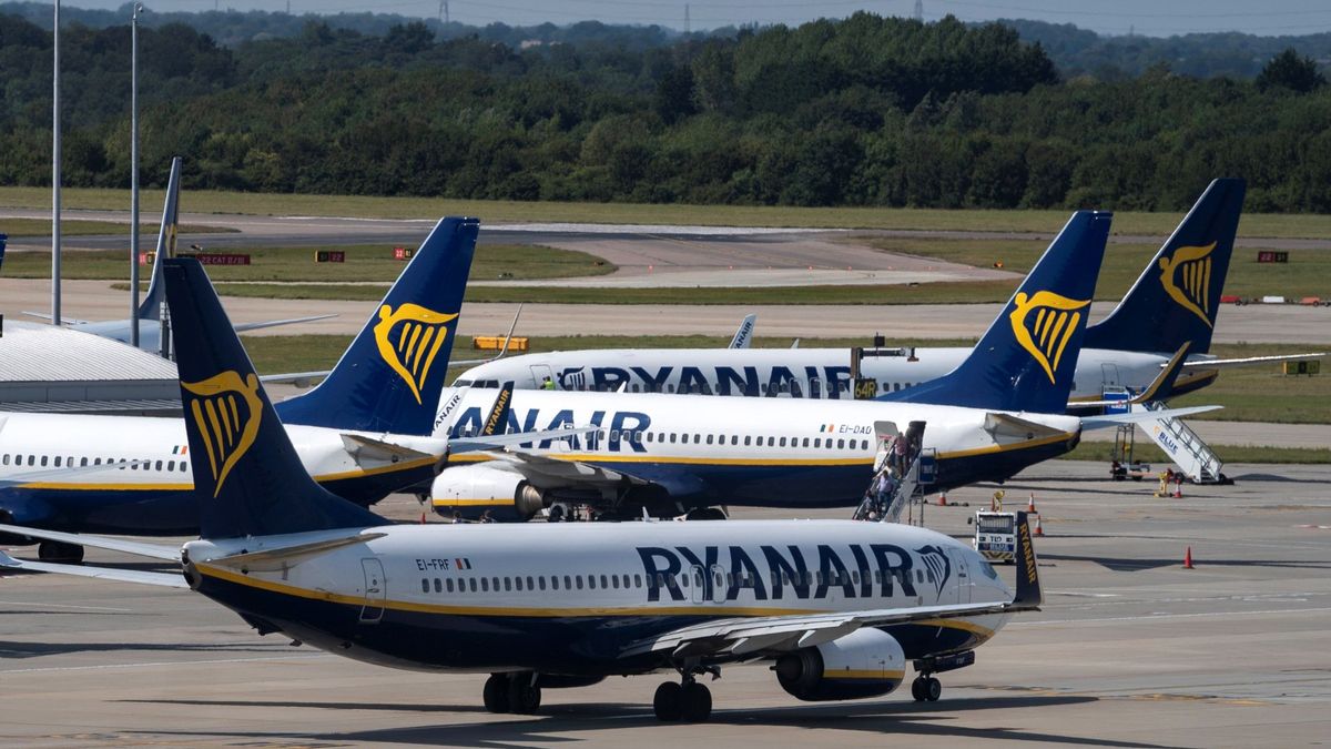 El aeropuerto Tenerife Sur vuelve a estar operativo tras el bloqueo con un avión de Ryanair