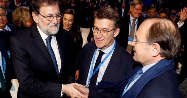 Foto: El expresidente del gobierno Mariano Rajoy (i), saluda al presidente del Senado, Pío García-Escudero (d), en presencia del presidente de la Xunta de Galicia, Alberto Núñez Feijóo (c). (EFE)