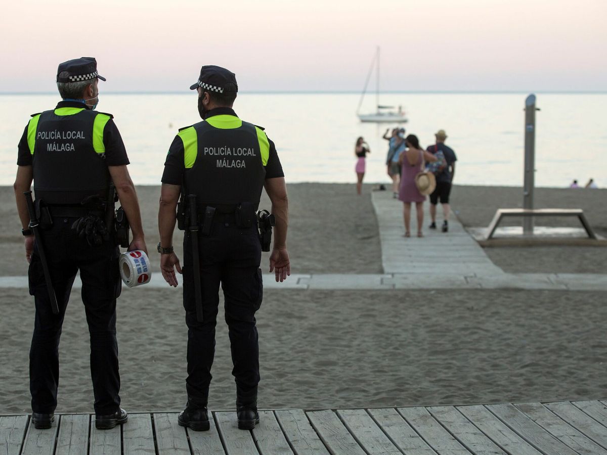 Foto: Dos agentes vigilan un acceso a la playa de La Malagueta. (EFE/Daniel Pérez)