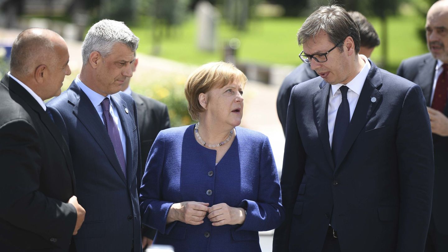 El presidente serbio Aleksandar Vucic (derecha) y el kosovar Hashim Thaci (segundo por la izquierda) junto a la canciller alemana Angela Merkel durante  la Cumbre de los Balcanes en Sofía, el 17 de mayo de 2018. (Reuters)