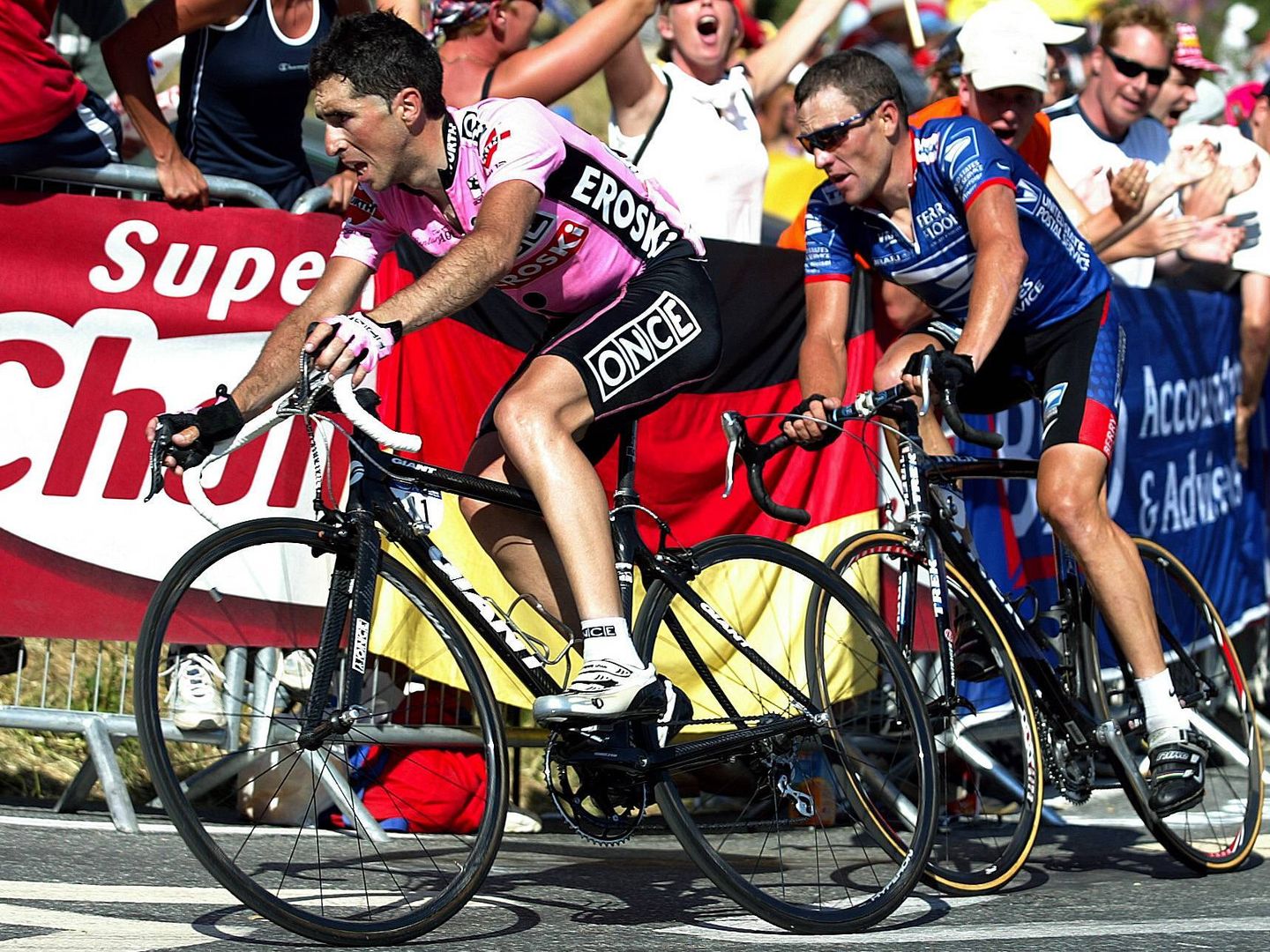 Joseba Beloki y Lance Armstrong en el Tour de Francia de 2003. (Imago)