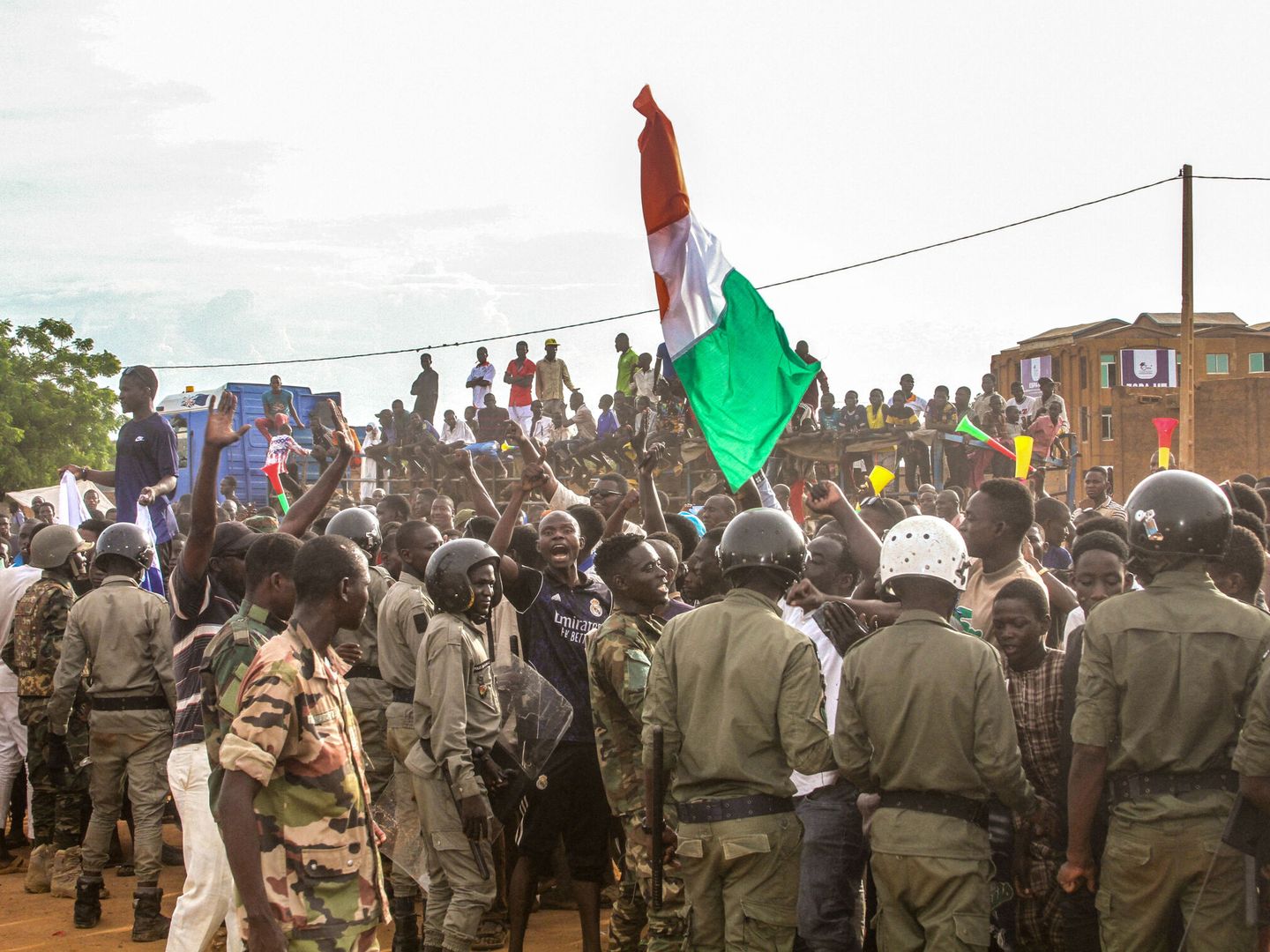 Partidarios del golpe participan en una manifestación frente a una base del ejército francés en Niamey. (Reuters/Mahamadou Hamidou)