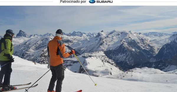 Foto: Dos esquiadores listos para comenzar un descenso. Al fondo, el Valle de Tena donde se encuentra el centro invernal de Formigal. (Foto: Nacho Viscasillas)