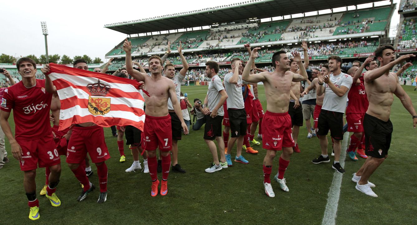 El Sporting de Gijón celebró su último ascenso a Primera en el estadio del Betis (EFE)