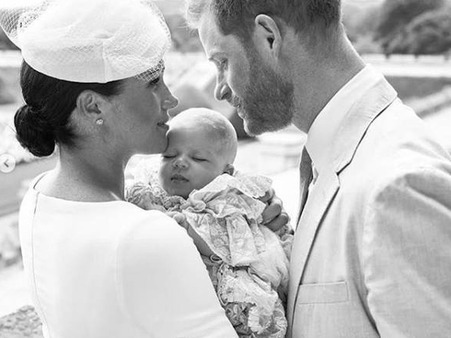 Harry y Meghan junto a Archie en el bautizo del bebé royal. (IG)