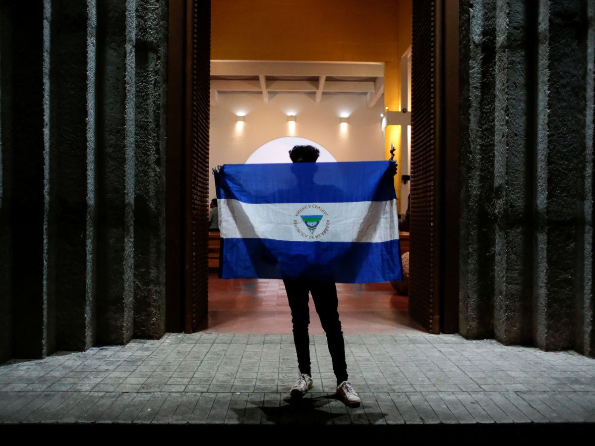 Foto: Un manifestante sostiene una bandera de Nicaragua. (Reuters/Oswaldo Rivas)