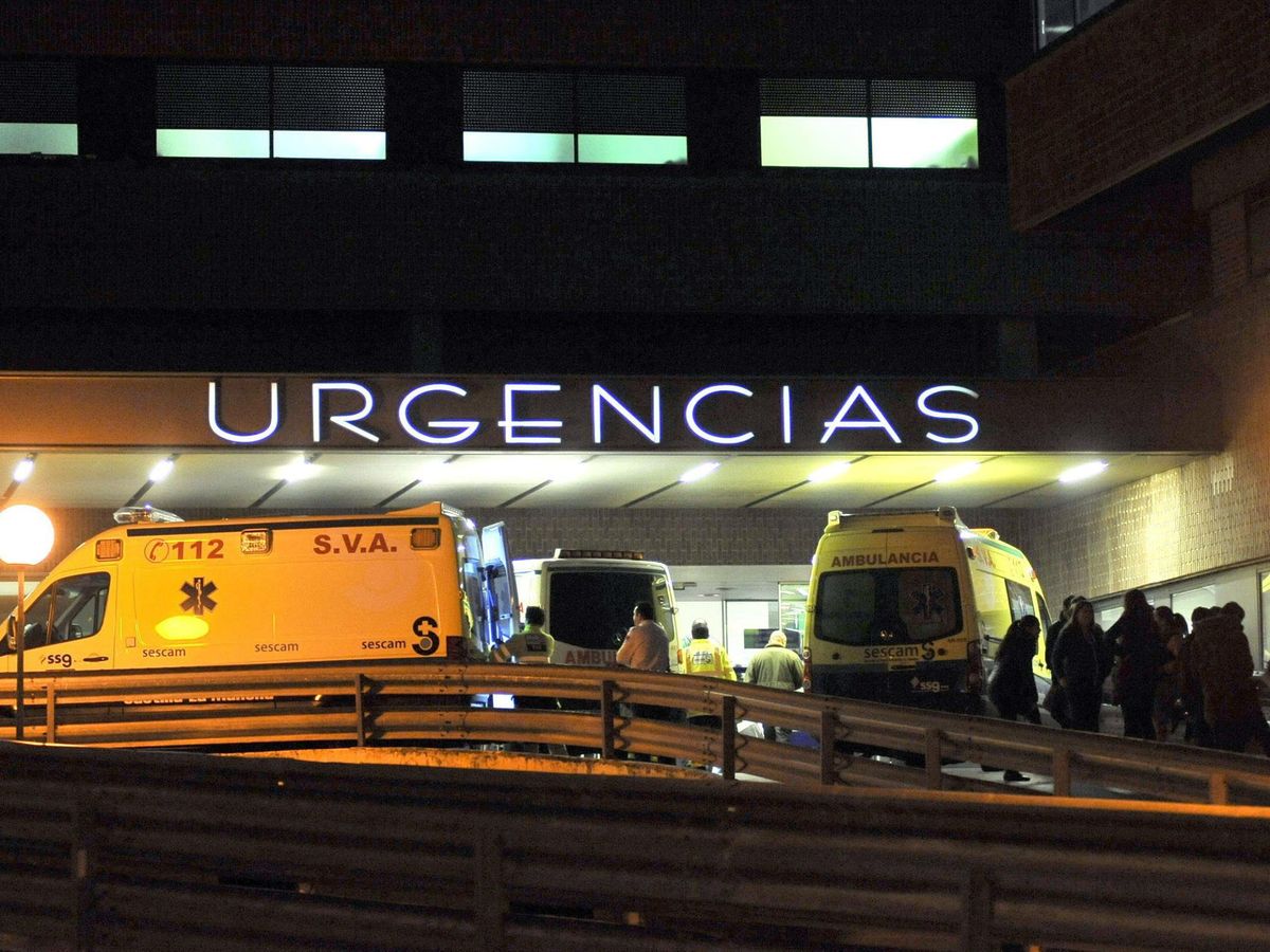 Foto: Varias ambulancias en la puerta de Urgencias del Hospital de Albacete en una imagen de archivo. (EFE/Manu)