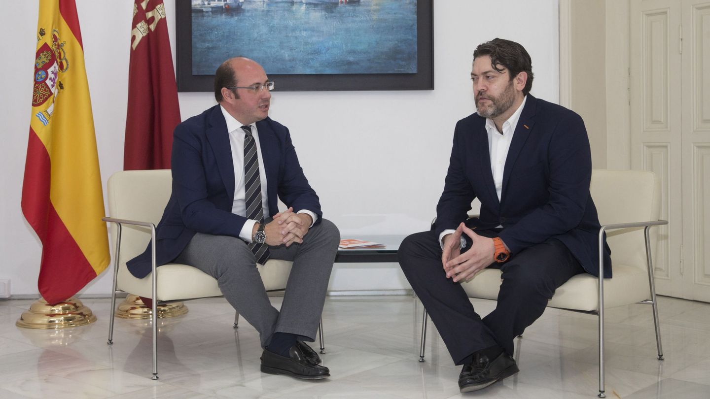 El expresidente de Murcia Pedro Antonio Sánchez (i), junto al lider regional de Ciudadanos, Miguel Sánchez. (EFE)