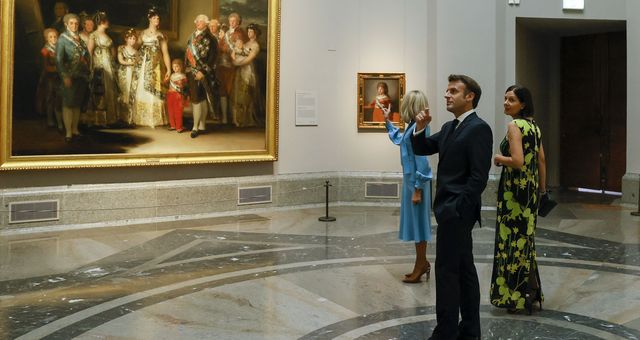 Los Macron, admirando las joyas del Prado. (EFE/Ballesteros)