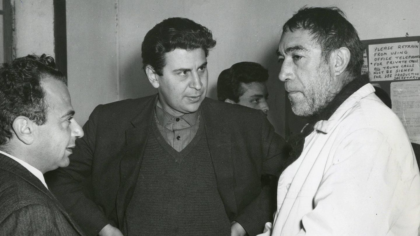 El compositor Mikis Theodorakis (al centro) y el actor Anthony Quinn (a la derecha), durante el rodaje de la película 'Zorba, el griego'.(EFE)