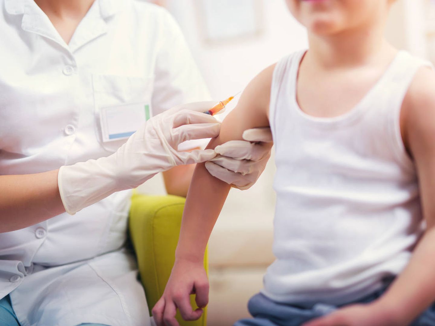 Un pediatra suministra una vacuna a un niño. (iStock)