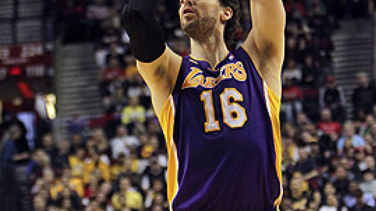 Kobe Bryant y Pau Gasol vuelven a salvar a los Lakers, que continúan con plaza de 'play-off'