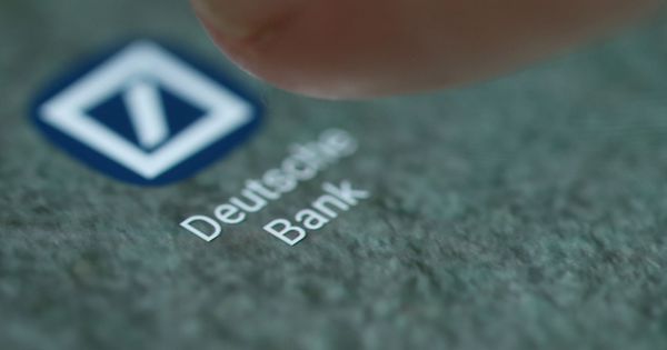 Foto: El logo de la aplicación de Deutsche Bank en un 'smartphone'. (Reuters)