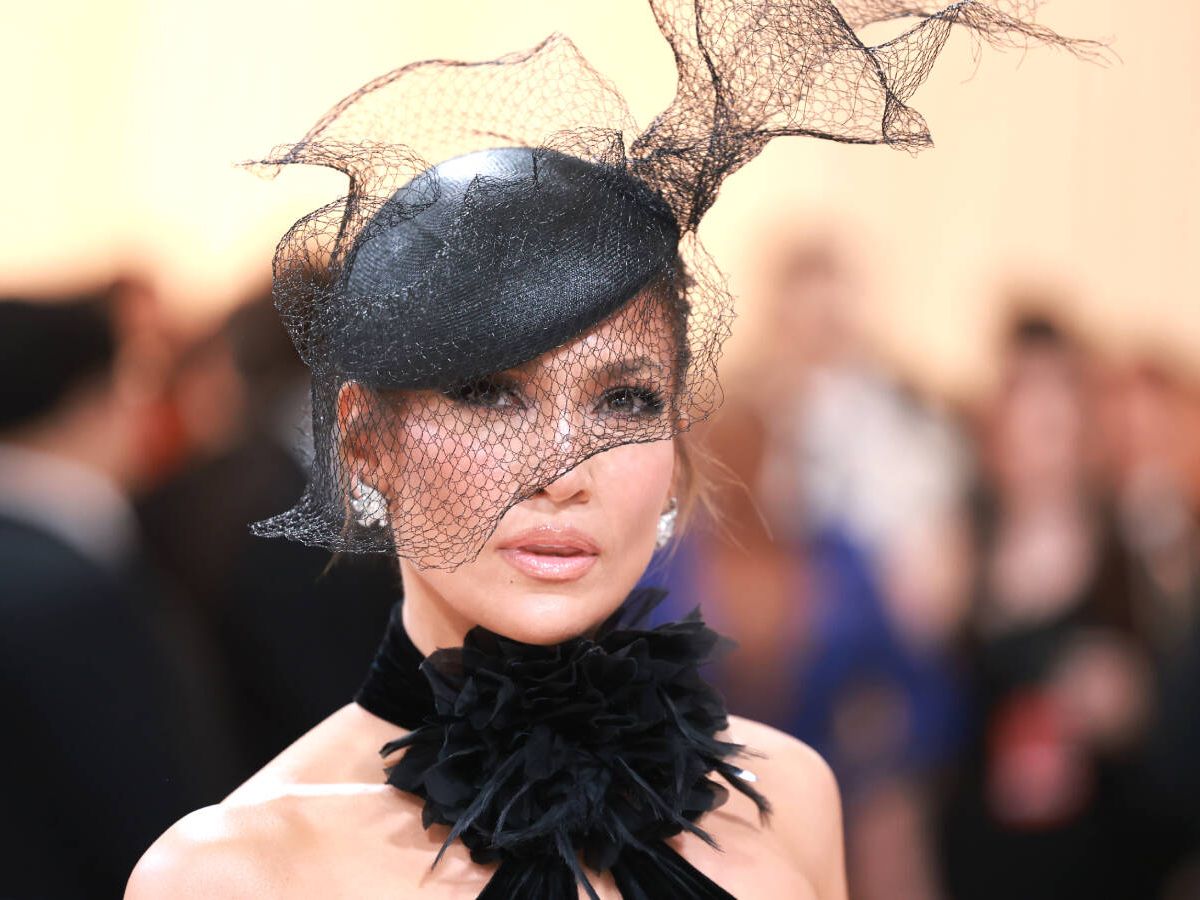Foto: Jennifer Lopez, con maquillaje smokey en la Met Gala 2023. (Getty/Theo Wargo)