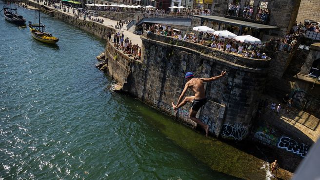 Foto de Los lugareños saltan al río para refrescarse en Oporto