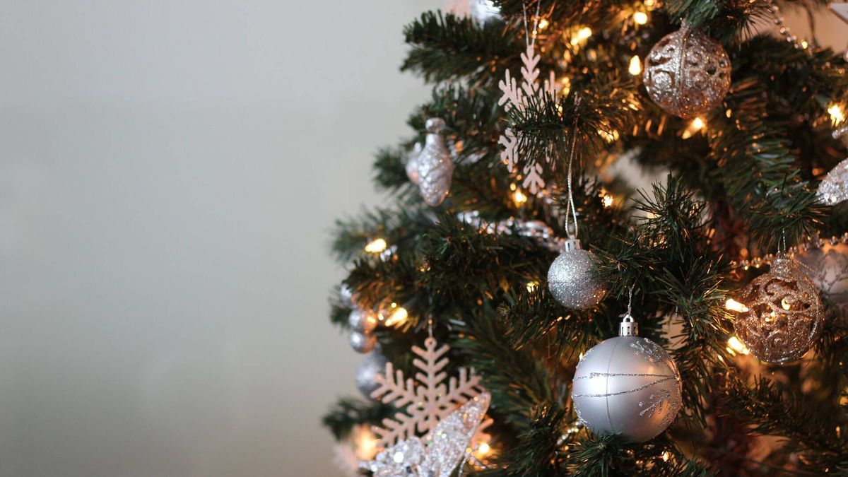 Una mujer recuerda a su hijo conservando el árbol de Navidad que decoró antes de morir