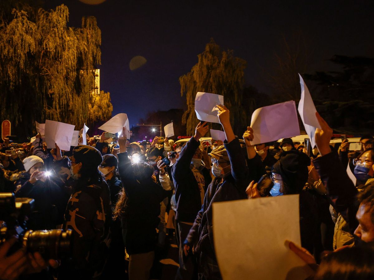 Foto: Manifestantes protestan en Pekín con papeles en blanco. (EFE/EPA/Mark R. Cristino)