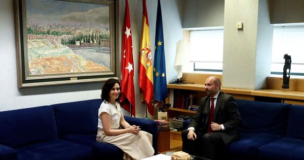 Foto: Isabel Díaz Ayuso, en su reunión con el presidente de la Asamblea de Madrid, Juan Trinidad. (EFE)