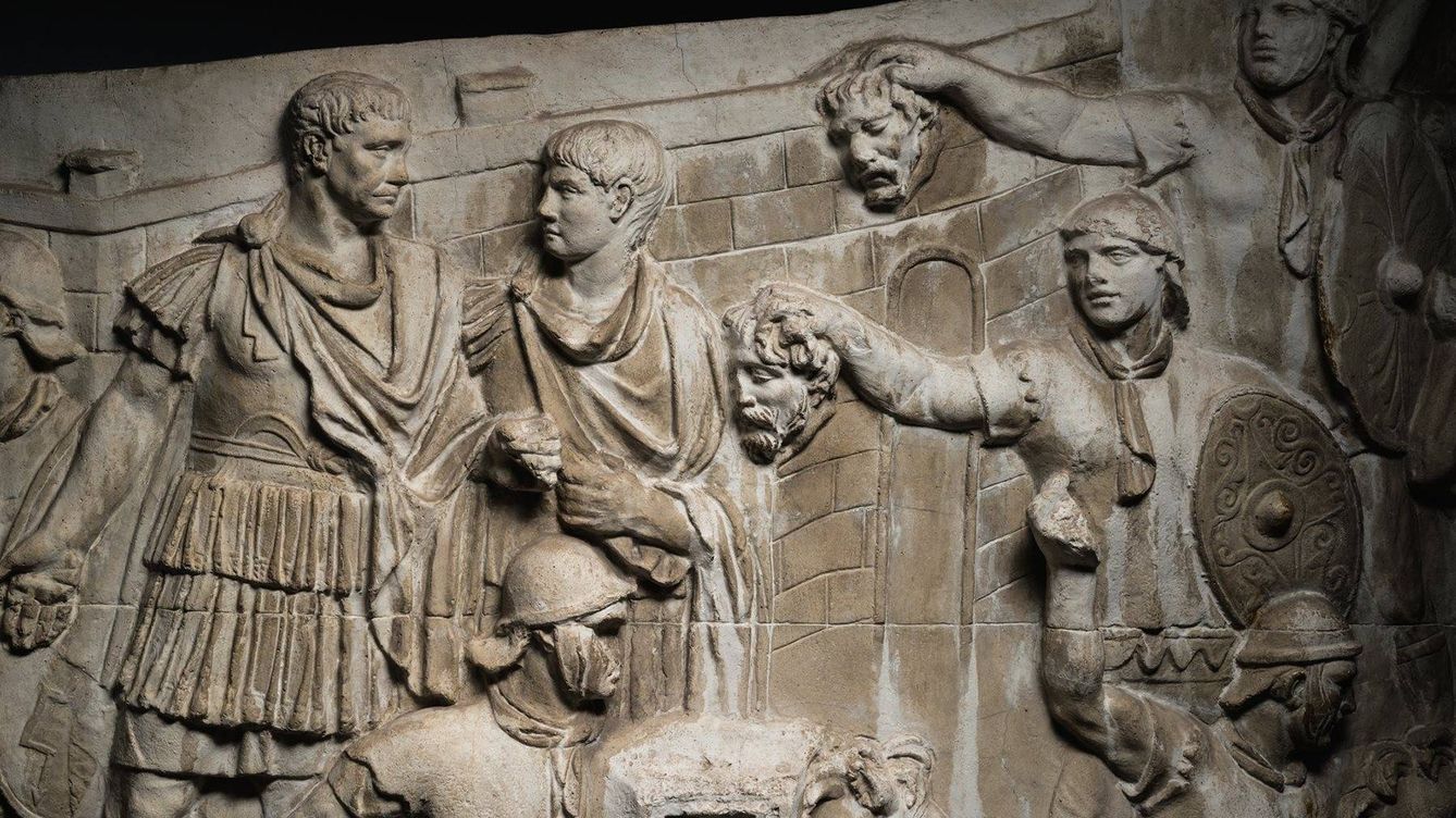 Foto: El emperador recibiendo la cabeza de sus enemigos en una réplica de la Columna Trajana. 