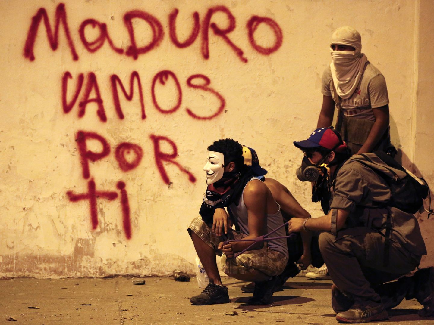 Manifestantes de la oposición en enfrentamientos con la policía, en Caracas, el 24 de febrero de 2014. (Reuters)