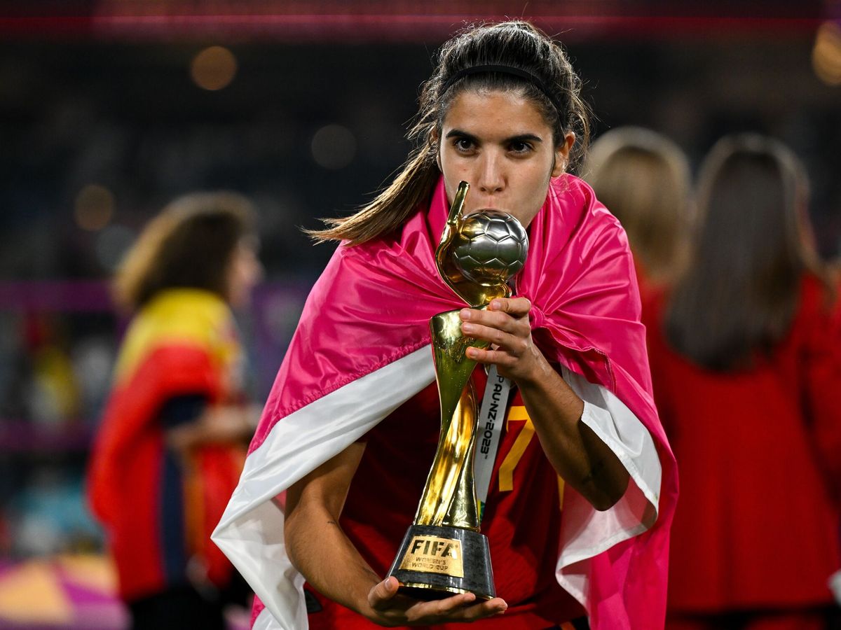 Foto: Alba Redondo besa el trofeo tras la final de la Copa del Mundo de Fútbol Femenino en Australia (EFE/Dean Lewins) 