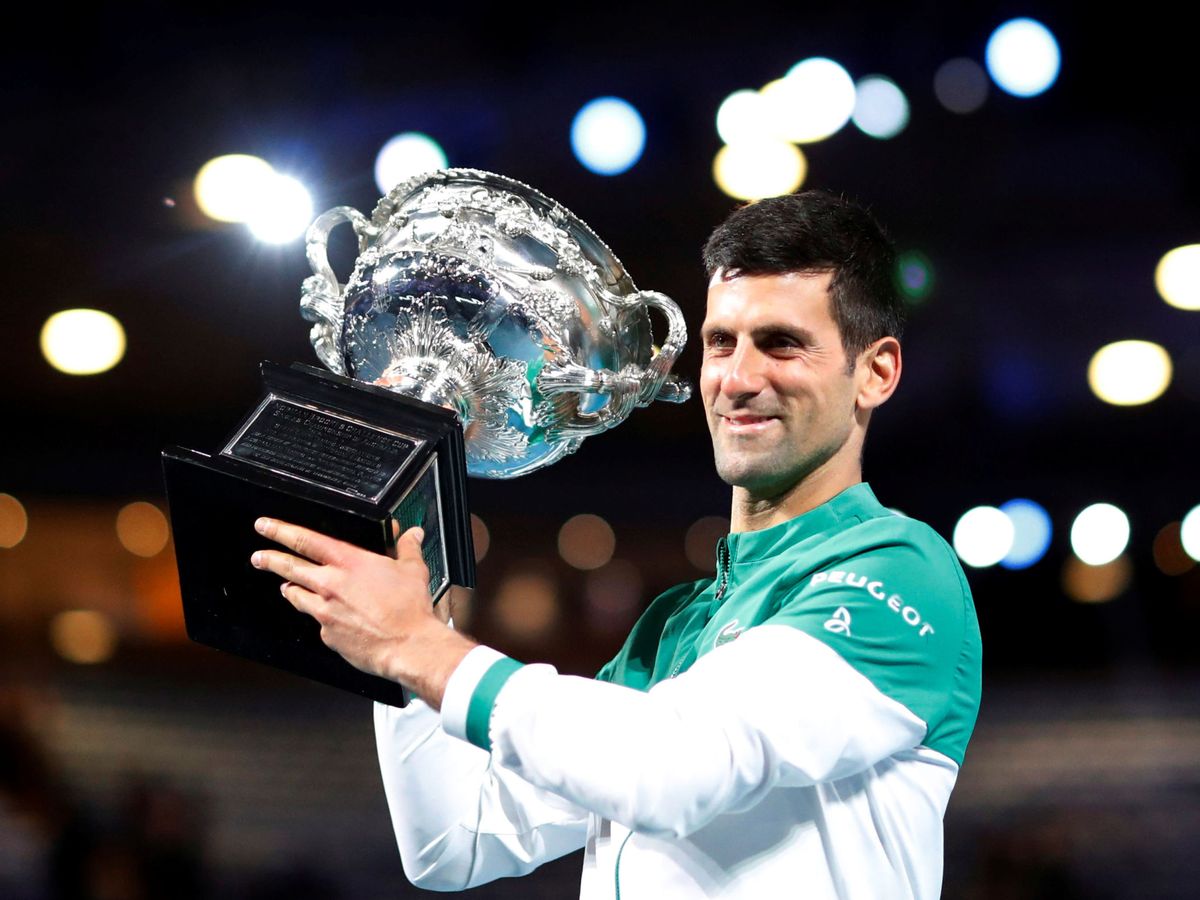 Foto: Djokovic posa junto al trofeo del Open de Australia. (Reuters)