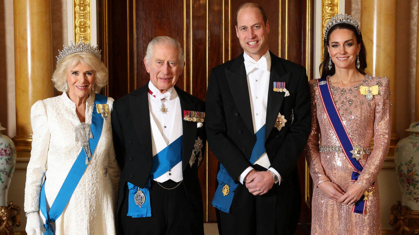 Sus Majestades los Reyes de Inglaterra y los príncipes de Gales en la tradicional cena de recepción diplomática. (Getty Images)