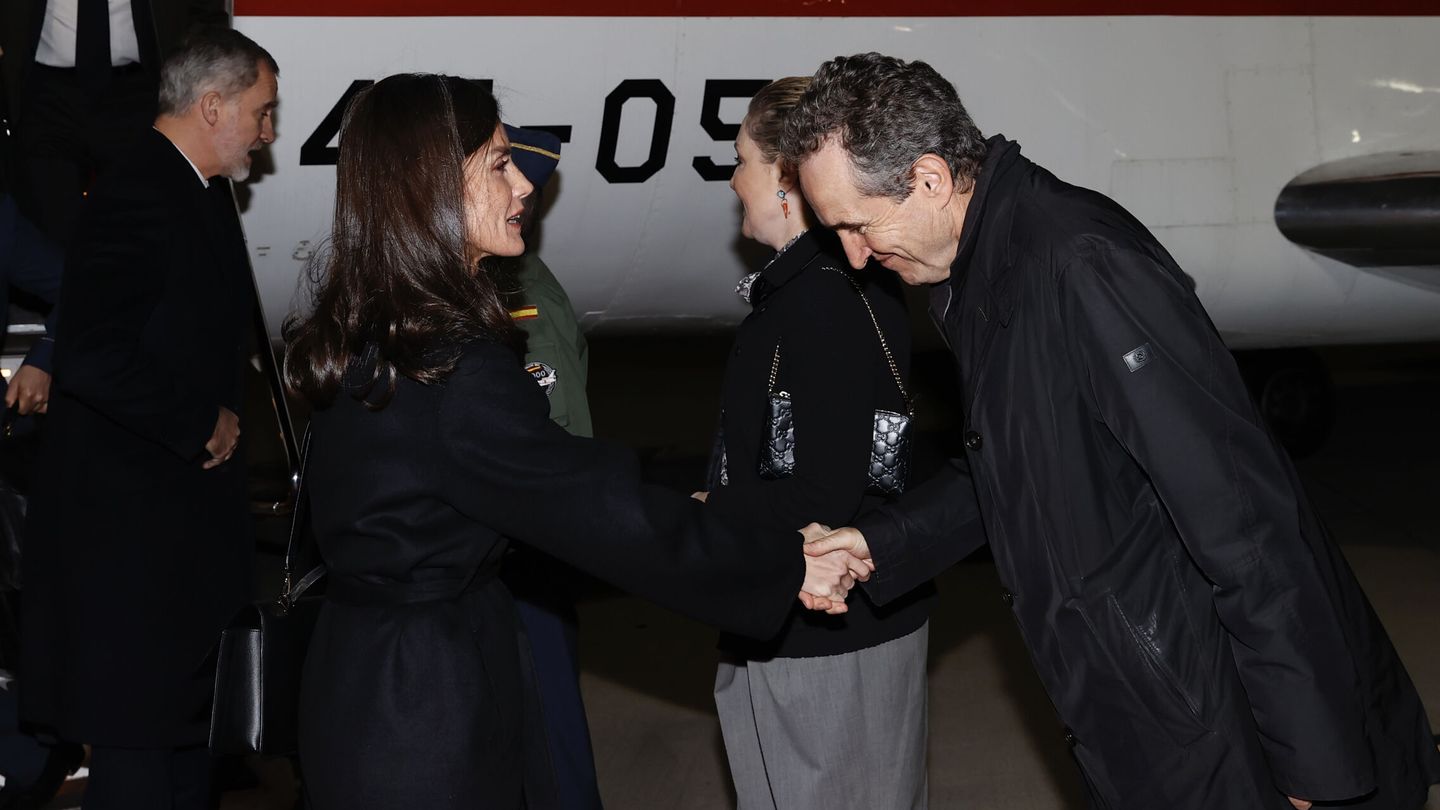 La reina Letizia y Felipe VI saludan al embajador español en Grecia, Carles Casajuana, a su llegada a Atenas. (EFE/Casa Real/Francisco Gómez)