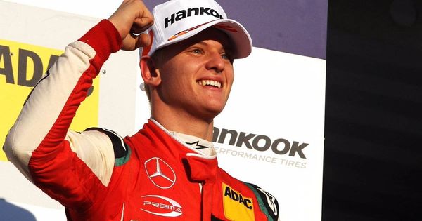 Foto: Mick Schumacher durante la celebración de su título de F3. (Twitter: @SchumacherMick)