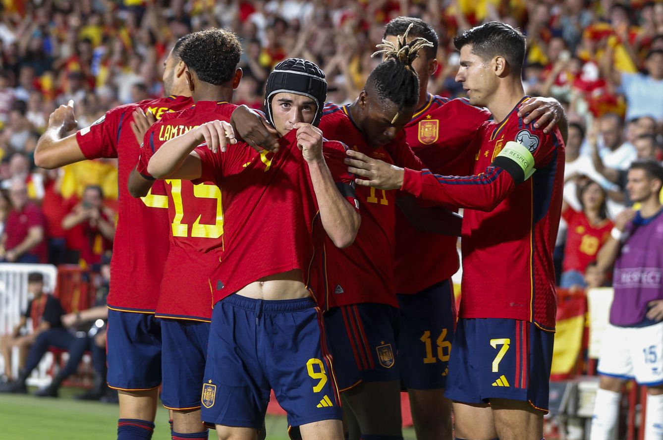Gavi celebra el primer gol de España. (EFE/Jorge Zapata) 