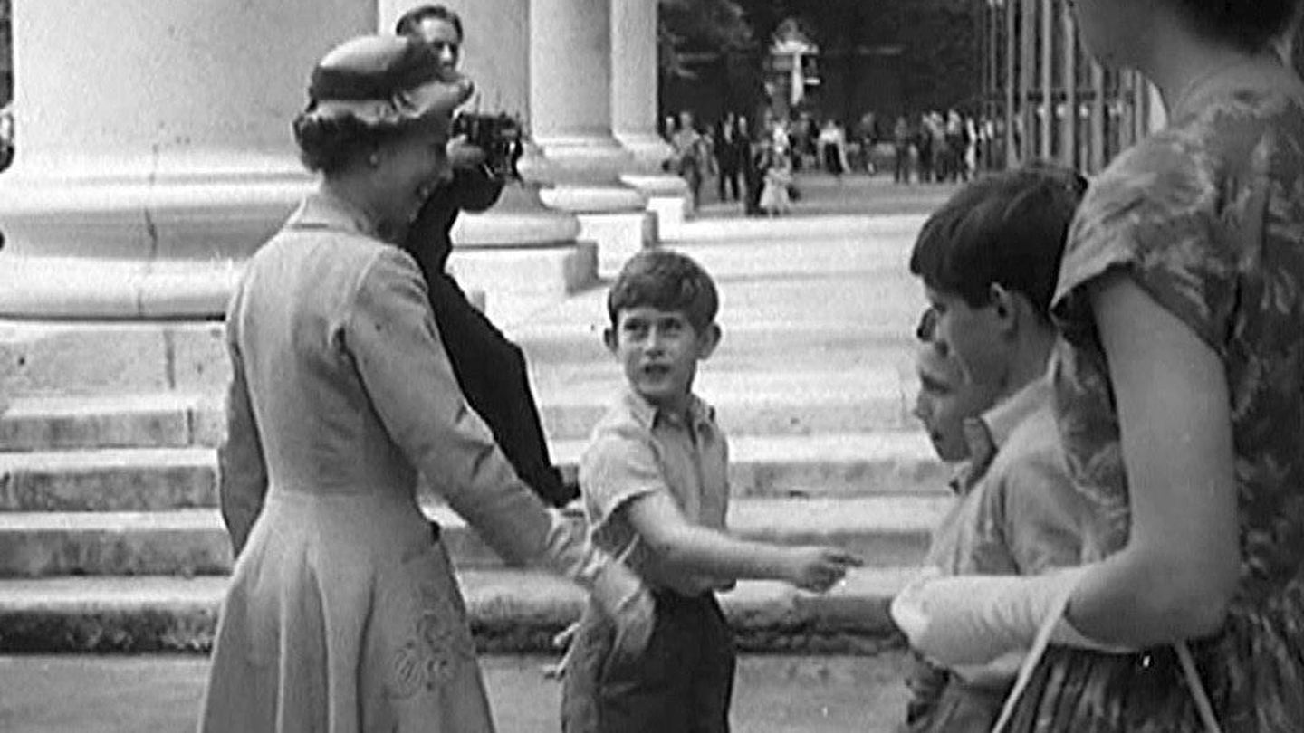 Isabel II, en verano de 1957, junto al príncipe Carlos. (EFE)