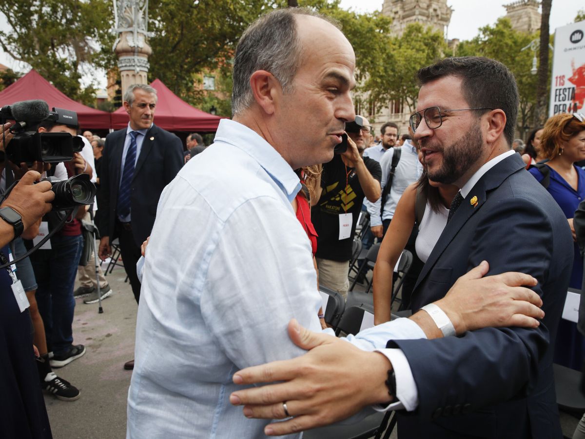 Foto: El presidente de la Generalitat, Pere Aragonès (d), saluda a Jordi Turull en una imagen de archivo. (EFE/Albir)