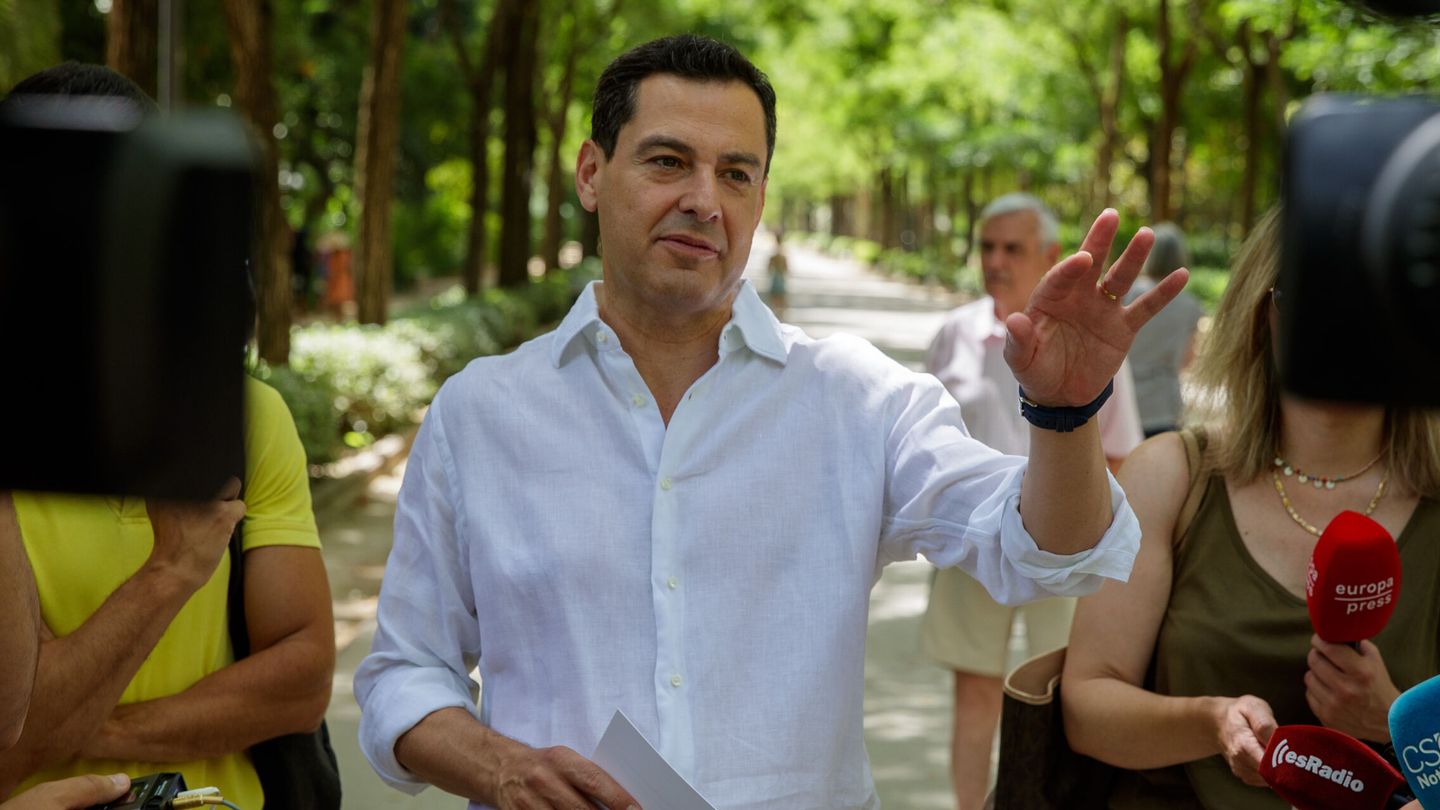 El candidato del PP a la reelección en la Junta, Juanma Moreno, en el Parque de María Luisa de Sevilla. (EFE/Julio Muñoz)