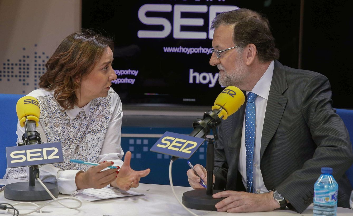 Pepa Bueno y Mariano Rajoy, en la SER. (EFE)