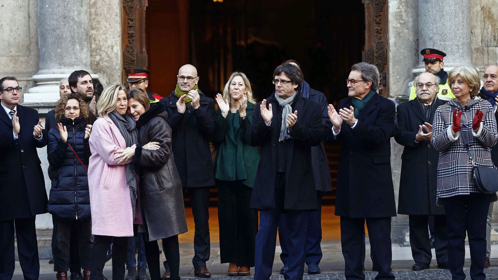 Foto: El presidente de la Generalitat, Carles Puigdemont, junto a los acusados. (EFE)