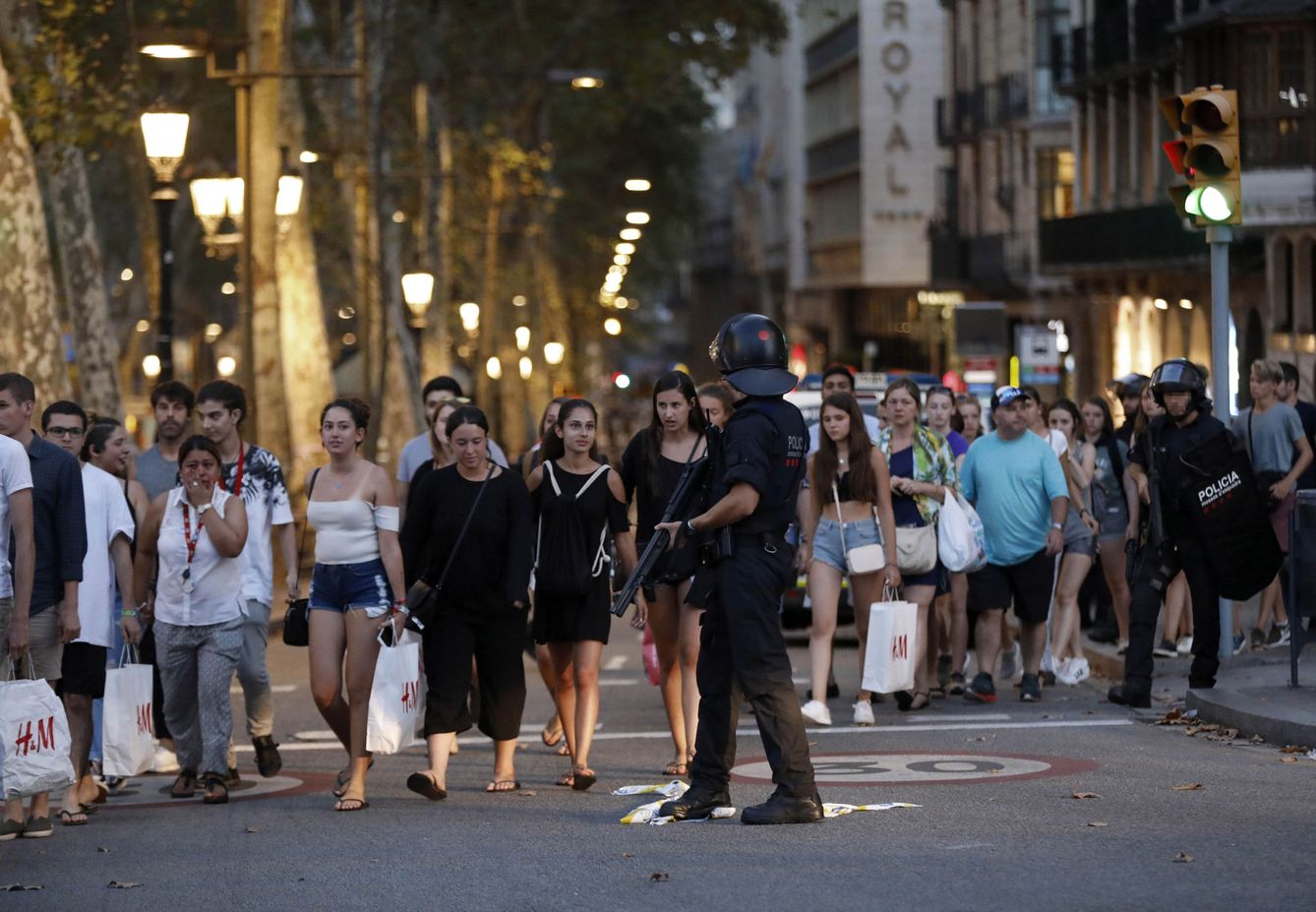 Un grupo de gente se desplaza esta noche entre el despliegue policial en el lugar del atentado ocurrido por la tarde en las Ramblas de Barcelona. (EFE)